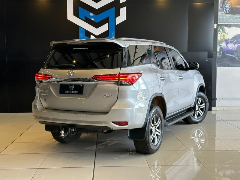 Toyota Hilux SW4 SR 4×2 2.7/ 2.7 Flex 16V Aut. 2016/2017 CONCEPT MOTORS PASSO FUNDO / Carros no Vale