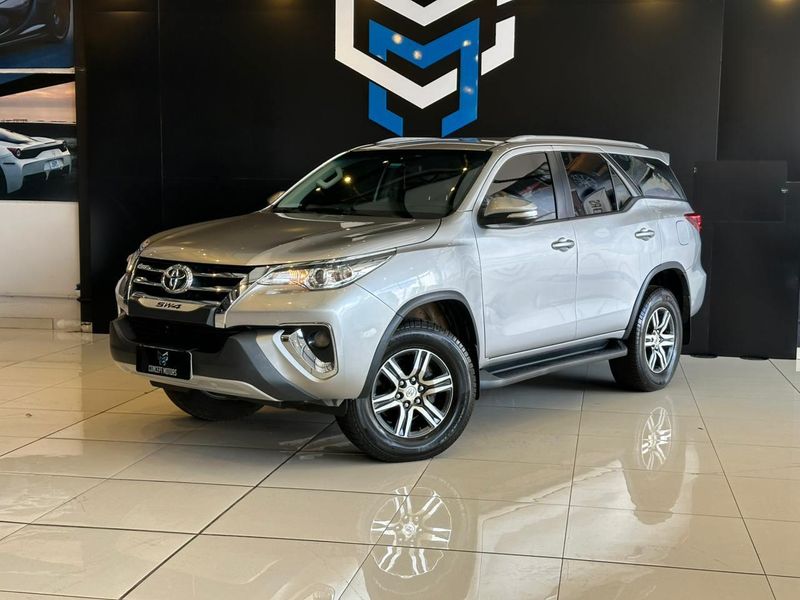 Toyota Hilux SW4 SR 4×2 2.7/ 2.7 Flex 16V Aut. 2016/2017 CONCEPT MOTORS PASSO FUNDO / Carros no Vale