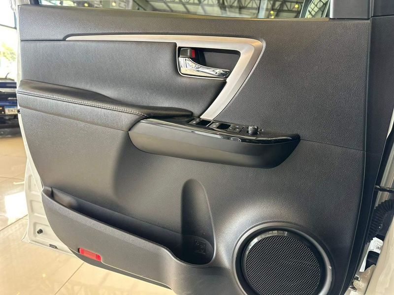 Toyota Hilux SW4 SRV 4×2 2.7 Flex 16V Aut. 2020/2021 CONCEPT MOTORS PASSO FUNDO / Carros no Vale