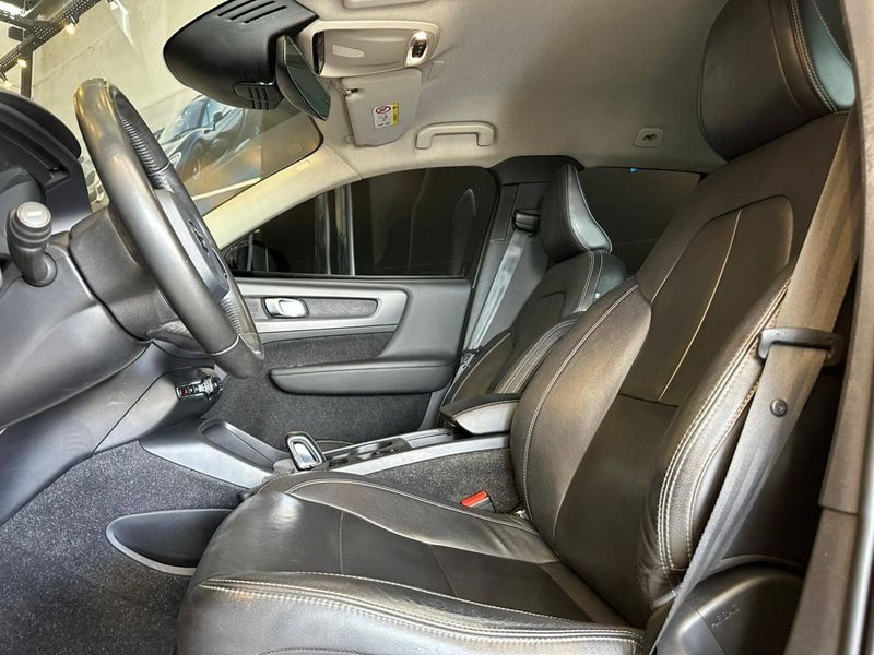 Volvo XC40 T-4 2.0 190cv FWD 2018/2019 CONCEPT MOTORS PASSO FUNDO / Carros no Vale