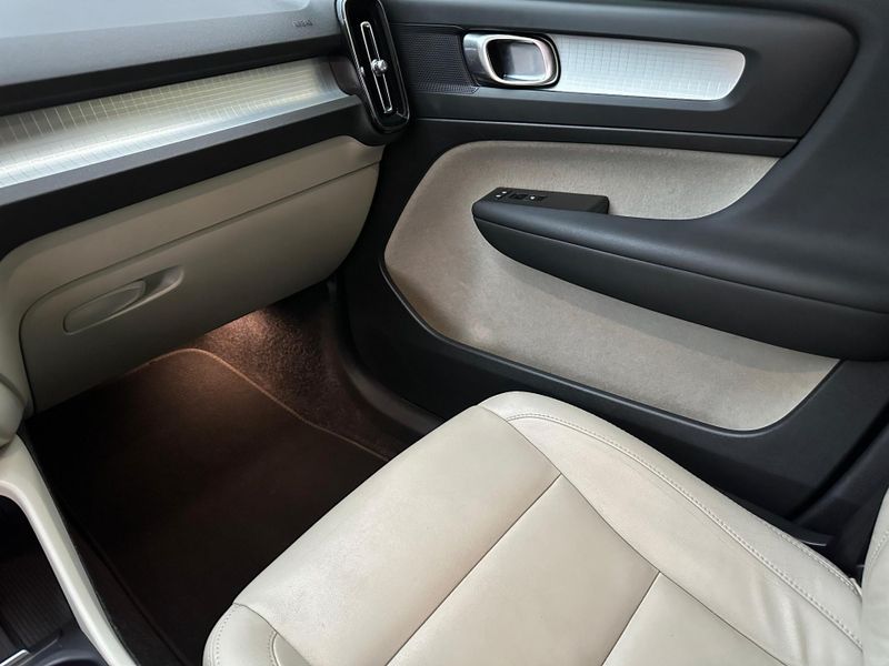 Volvo XC40 T-4 MOMENTUM 2.0 190cv FWD 2020/2020 CONCEPT MOTORS PASSO FUNDO / Carros no Vale