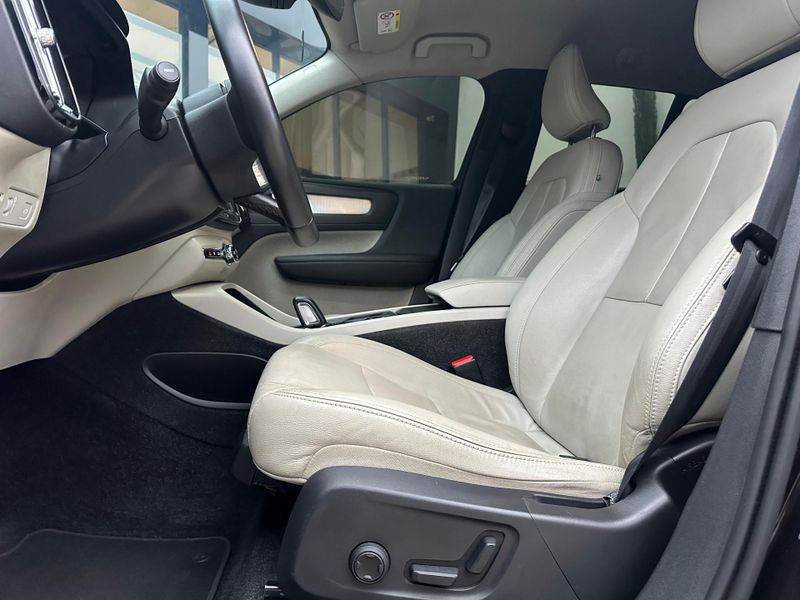 Volvo XC40 T-4 MOMENTUM 2.0 190cv FWD 2020/2020 CONCEPT MOTORS PASSO FUNDO / Carros no Vale