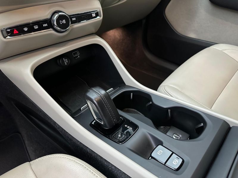 Volvo XC40 T-4 MOMENTUM 2.0 190cv FWD 2020/2020 CONCEPT MOTORS PASSO FUNDO / Carros no Vale