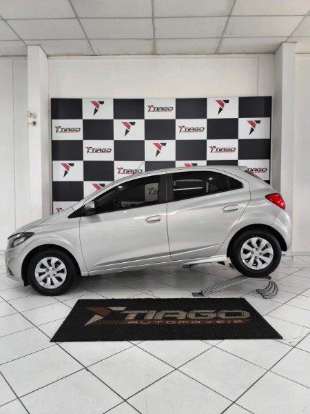 CHEVROLET ONIX HATCH LT 1.0 8V FLEXPOWER 5P MEC. 2018/2018 TIAGO AUTOMÓVEIS VENÂNCIO AIRES / Carros no Vale