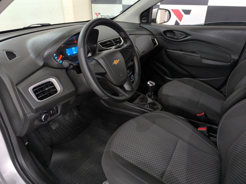 CHEVROLET ONIX HATCH LT 1.0 8V FLEXPOWER 5P MEC. 2018/2018 TIAGO AUTOMÓVEIS VENÂNCIO AIRES / Carros no Vale