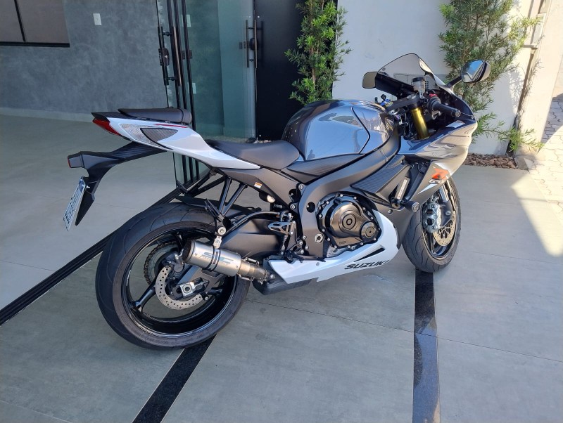 SUZUKI MOTOS GSX R 750 SRAD /2016 DE CONTO AUTOMÓVEIS SARANDI / Carros no Vale