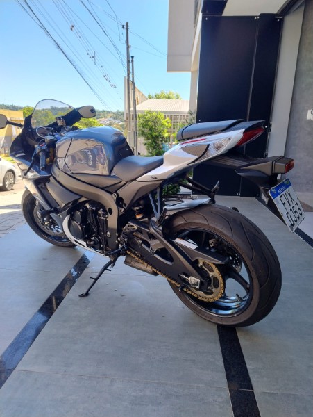 SUZUKI MOTOS GSX R 750 SRAD /2016 DE CONTO AUTOMÓVEIS SARANDI / Carros no Vale