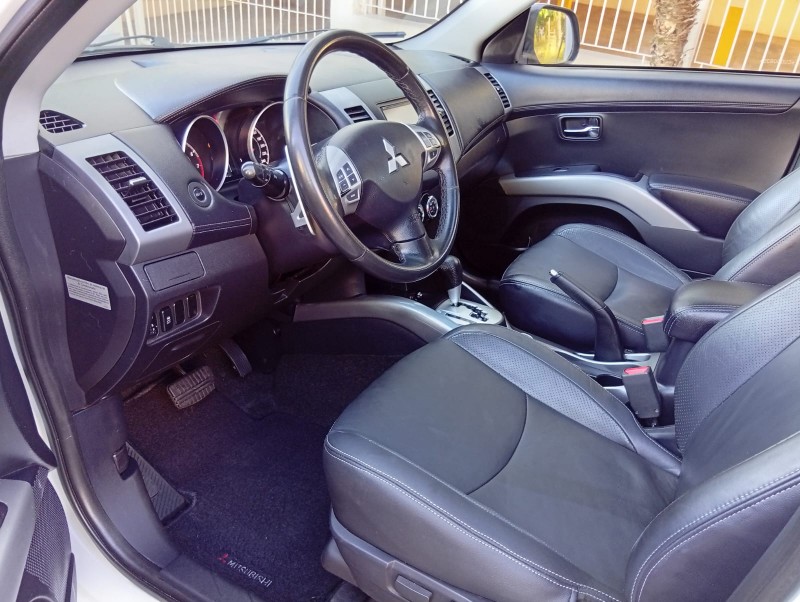 MITSUBISHI OUTLANDER 3.0 V6 2011/2012 ALTERNATIVA VEÍCULOS LAJEADO / Carros no Vale