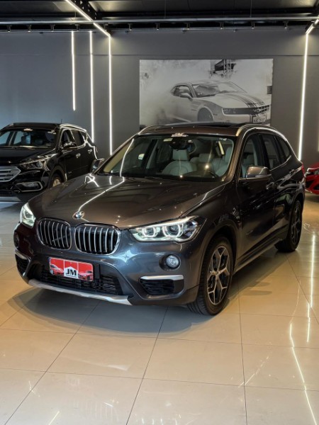 BMW X1 2.0 16V TURBO ACTIVEFLEX SDRIVE20I 2017/2018 JM AUTOMÓVEIS VENÂNCIO AIRES / Carros no Vale
