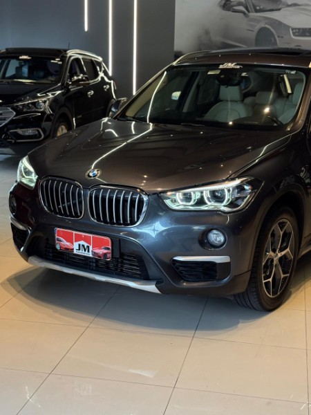 BMW X1 2.0 16V TURBO ACTIVEFLEX SDRIVE20I 2017/2018 JM AUTOMÓVEIS VENÂNCIO AIRES / Carros no Vale