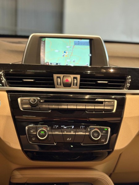 BMW X1 2.0 16V TURBO ACTIVEFLEX SDRIVE20I 2017/2018 JM AUTOMÓVEIS VENÂNCIO AIRES / Carros no Vale