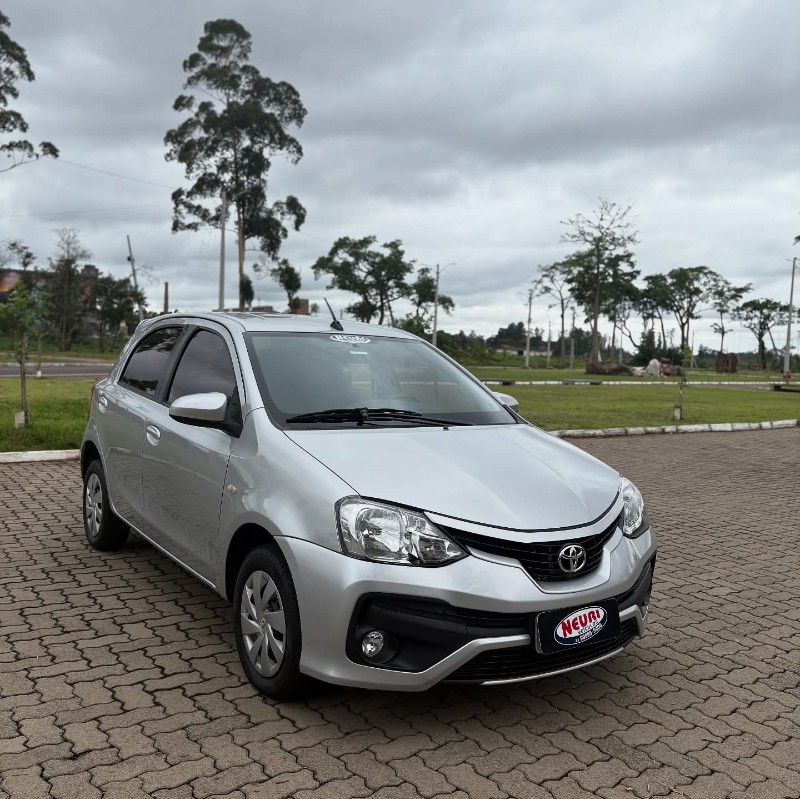 TOYOTA ETIOS 1.5 XS 16V FLEX 4P MANUAL 2017/2018 NEURI VEÍCULOS LAJEADO / Carros no Vale TOYOTA ETIOS 1.5 XS 16V FLEX 4P MANUAL 2017/2018 NEURI VEÍCULOS LAJEADO / Carros no Vale