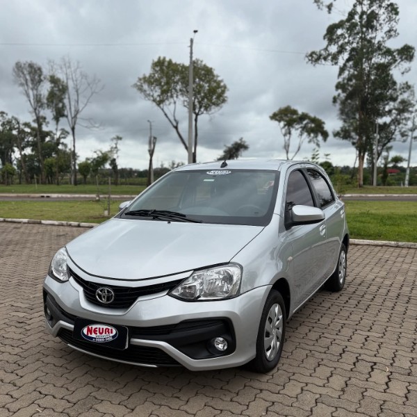 TOYOTA ETIOS 1.5 XS 16V FLEX 4P MANUAL 2017/2018 NEURI VEÍCULOS LAJEADO / Carros no Vale TOYOTA ETIOS 1.5 XS 16V FLEX 4P MANUAL 2017/2018 NEURI VEÍCULOS LAJEADO / Carros no Vale