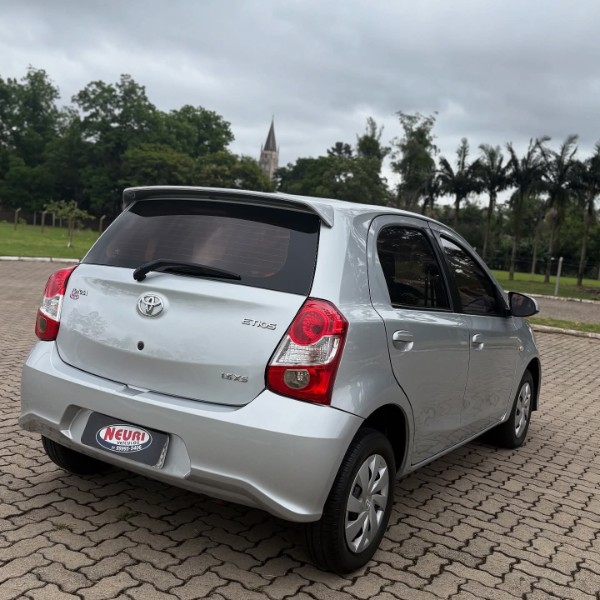 TOYOTA ETIOS 1.5 XS 16V FLEX 4P MANUAL 2017/2018 NEURI VEÍCULOS LAJEADO / Carros no Vale TOYOTA ETIOS 1.5 XS 16V FLEX 4P MANUAL 2017/2018 NEURI VEÍCULOS LAJEADO / Carros no Vale