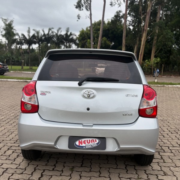 TOYOTA ETIOS 1.5 XS 16V FLEX 4P MANUAL 2017/2018 NEURI VEÍCULOS LAJEADO / Carros no Vale TOYOTA ETIOS 1.5 XS 16V FLEX 4P MANUAL 2017/2018 NEURI VEÍCULOS LAJEADO / Carros no Vale