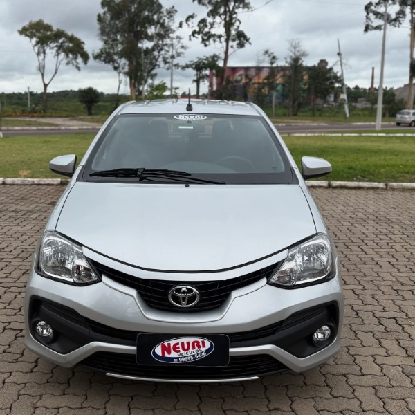 TOYOTA ETIOS 1.5 XS 16V FLEX 4P MANUAL 2017/2018 NEURI VEÍCULOS LAJEADO / Carros no Vale TOYOTA ETIOS 1.5 XS 16V FLEX 4P MANUAL 2017/2018 NEURI VEÍCULOS LAJEADO / Carros no Vale