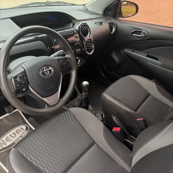 TOYOTA ETIOS 1.5 XS 16V FLEX 4P MANUAL 2017/2018 NEURI VEÍCULOS LAJEADO / Carros no Vale TOYOTA ETIOS 1.5 XS 16V FLEX 4P MANUAL 2017/2018 NEURI VEÍCULOS LAJEADO / Carros no Vale