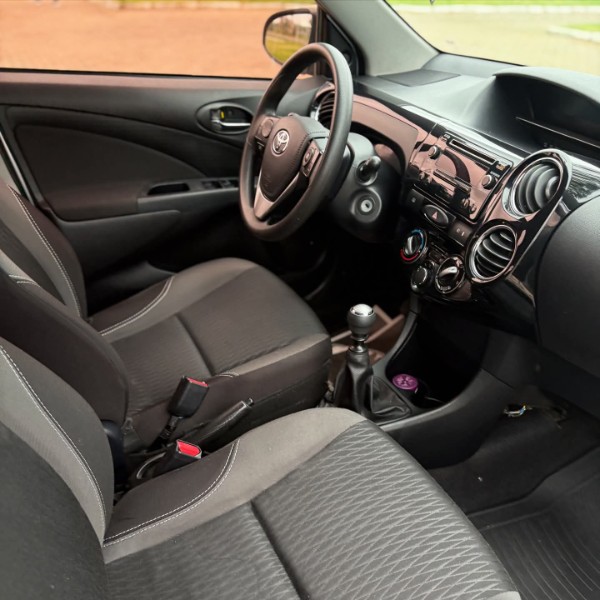 TOYOTA ETIOS 1.5 XS 16V FLEX 4P MANUAL 2017/2018 NEURI VEÍCULOS LAJEADO / Carros no Vale TOYOTA ETIOS 1.5 XS 16V FLEX 4P MANUAL 2017/2018 NEURI VEÍCULOS LAJEADO / Carros no Vale