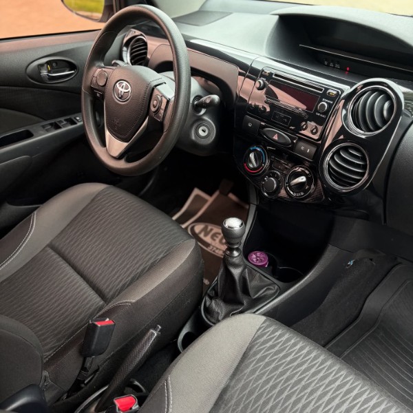 TOYOTA ETIOS 1.5 XS 16V FLEX 4P MANUAL 2017/2018 NEURI VEÍCULOS LAJEADO / Carros no Vale TOYOTA ETIOS 1.5 XS 16V FLEX 4P MANUAL 2017/2018 NEURI VEÍCULOS LAJEADO / Carros no Vale