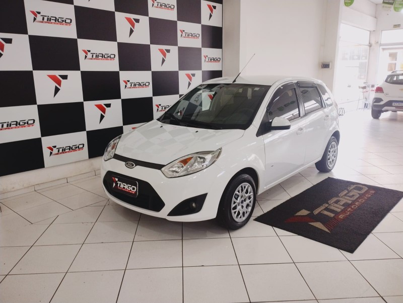 FORD FIESTA SE 1.0 8V FLEX 5P 2014/2014 TIAGO AUTOMÓVEIS VENÂNCIO AIRES / Carros no Vale