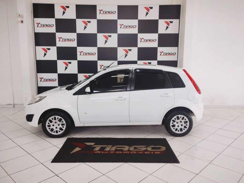 FORD FIESTA SE 1.0 8V FLEX 5P 2014/2014 TIAGO AUTOMÓVEIS VENÂNCIO AIRES / Carros no Vale
