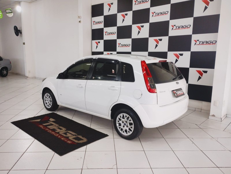 FORD FIESTA SE 1.0 8V FLEX 5P 2014/2014 TIAGO AUTOMÓVEIS VENÂNCIO AIRES / Carros no Vale