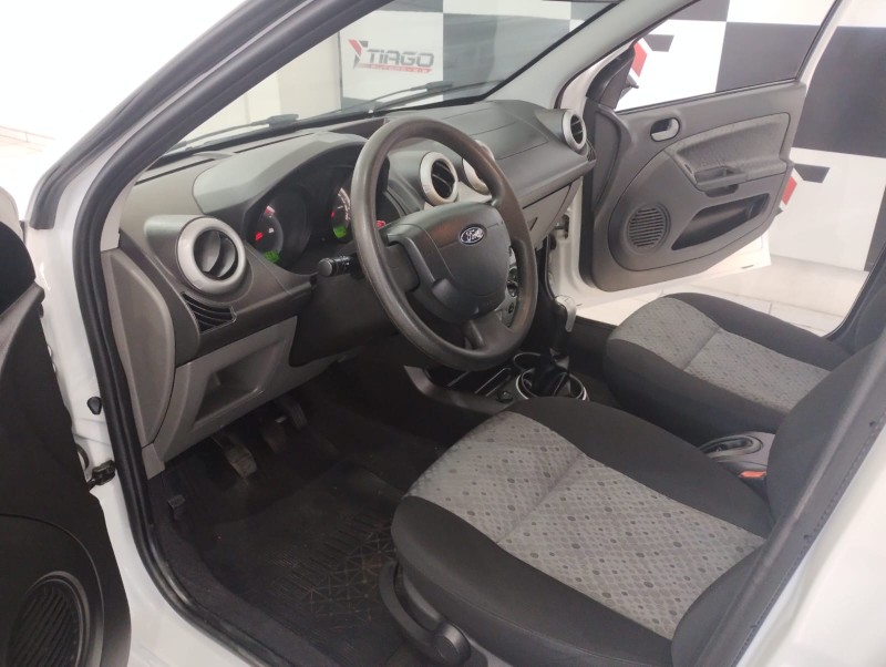 FORD FIESTA SE 1.0 8V FLEX 5P 2014/2014 TIAGO AUTOMÓVEIS VENÂNCIO AIRES / Carros no Vale
