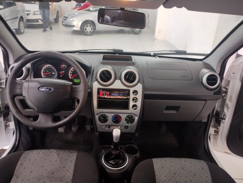 FORD FIESTA SE 1.0 8V FLEX 5P 2014/2014 TIAGO AUTOMÓVEIS VENÂNCIO AIRES / Carros no Vale