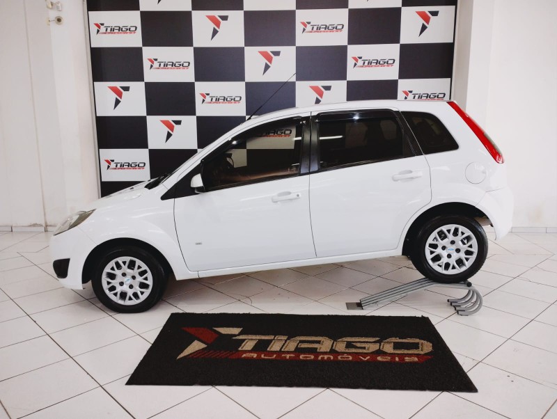 FORD FIESTA SE 1.0 8V FLEX 5P 2014/2014 TIAGO AUTOMÓVEIS VENÂNCIO AIRES / Carros no Vale
