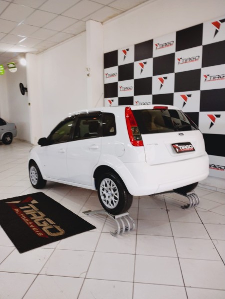 FORD FIESTA SE 1.0 8V FLEX 5P 2014/2014 TIAGO AUTOMÓVEIS VENÂNCIO AIRES / Carros no Vale