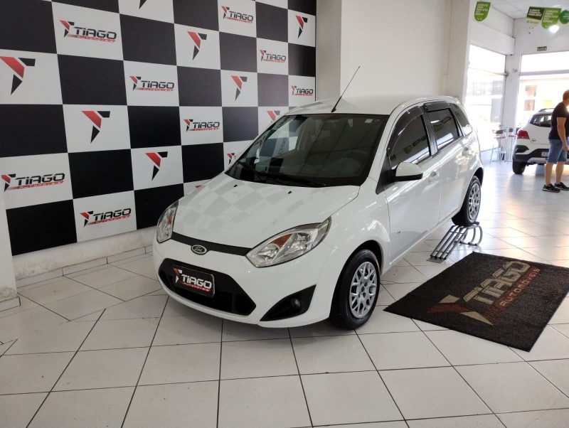 FORD FIESTA SE 1.0 8V FLEX 5P 2014/2014 TIAGO AUTOMÓVEIS VENÂNCIO AIRES / Carros no Vale