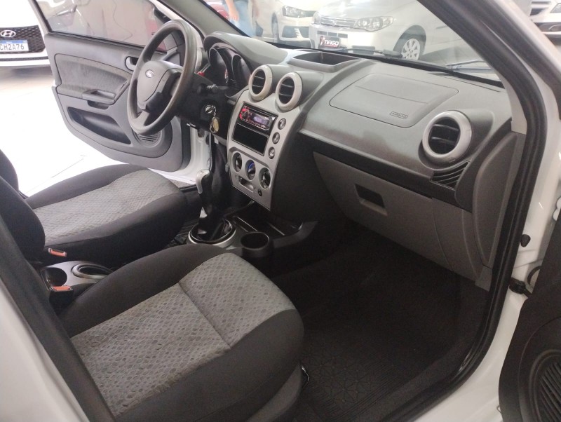 FORD FIESTA SE 1.0 8V FLEX 5P 2014/2014 TIAGO AUTOMÓVEIS VENÂNCIO AIRES / Carros no Vale