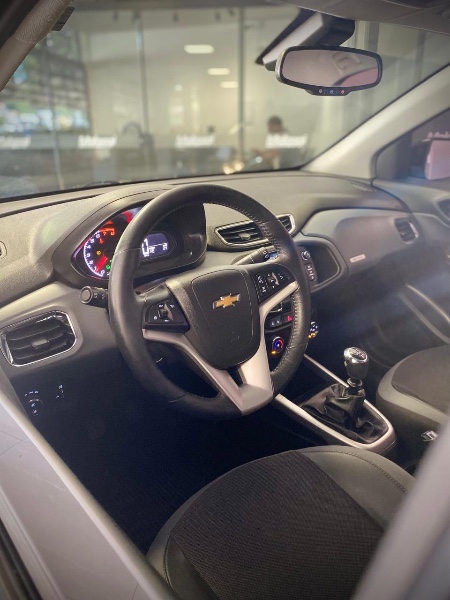 CHEVROLET ONIX 1.4 MPFI ACTIV 8V FLEX 4P MANUAL 2018/2019 MALAGGI VEÍCULOS ENCANTADO / Carros no Vale