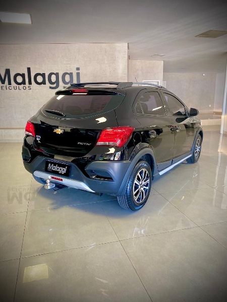 CHEVROLET ONIX 1.4 MPFI ACTIV 8V FLEX 4P MANUAL 2018/2019 MALAGGI VEÍCULOS ENCANTADO / Carros no Vale