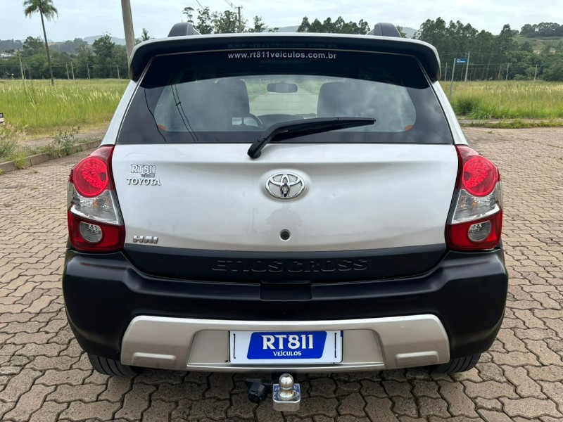 TOYOTA ETIOS CROSS /2018 RT 811 VEÍCULOS ARROIO DO MEIO / Carros no Vale