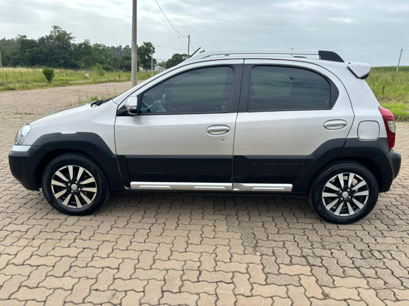 TOYOTA ETIOS CROSS /2018 RT 811 VEÍCULOS ARROIO DO MEIO / Carros no Vale