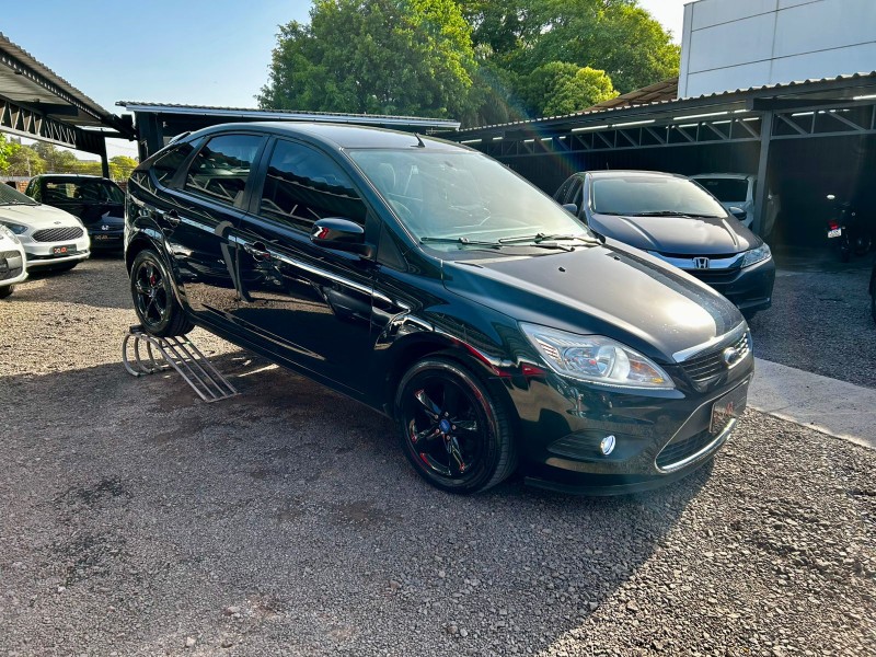FORD FOCUS 1.6 HATCH FLEX 2011/2011 AR MULTIMARCAS VENÂNCIO AIRES / Carros no Vale