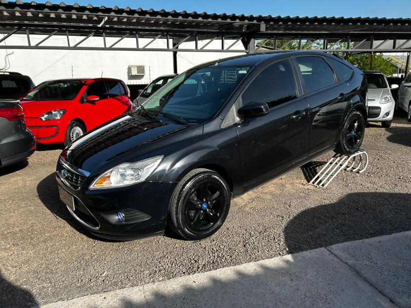 FORD FOCUS 1.6 HATCH FLEX 2011/2011 AR MULTIMARCAS VENÂNCIO AIRES / Carros no Vale