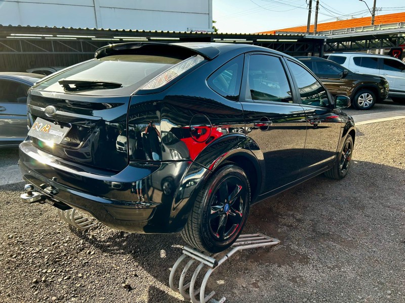 FORD FOCUS 1.6 HATCH FLEX 2011/2011 AR MULTIMARCAS VENÂNCIO AIRES / Carros no Vale