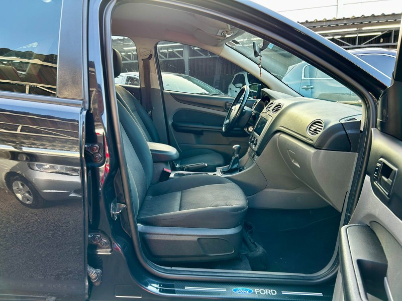 FORD FOCUS 1.6 HATCH FLEX 2011/2011 AR MULTIMARCAS VENÂNCIO AIRES / Carros no Vale