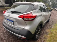 NISSAN KICKS SV 1.6 /2018 MENEGHINI VEÍCULOS ARROIO DO MEIO / Carros no Vale