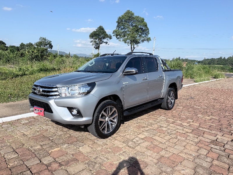 TOYOTA HILUX 2.7 SRV 4X2 CD 16V FLEX 4P AUTOMÁTICO 2018/2018 ELY AUTOMÓVEIS LAJEADO / Carros no Vale TOYOTA HILUX 2.7 SRV 4X2 CD 16V FLEX 4P AUTOMÁTICO 2018/2018 ELY AUTOMÓVEIS LAJEADO / Carros no Vale