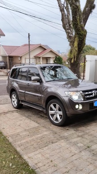 MITSUBISHI PAJERO FULL PAJERO HPE FULL 3.2 4X4 T.I.DIES 5P AUT 2013/2014 PREMIUM AUTOMÓVEIS ARROIO DO MEIO / Carros no Vale