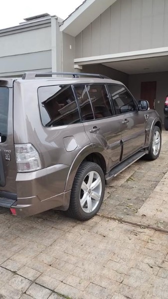 MITSUBISHI PAJERO FULL PAJERO HPE FULL 3.2 4X4 T.I.DIES 5P AUT 2013/2014 PREMIUM AUTOMÓVEIS ARROIO DO MEIO / Carros no Vale