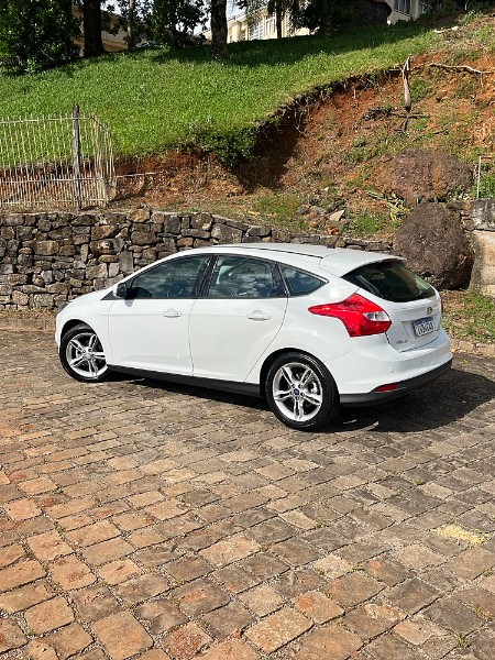 FORD FOCUS 2.0 SE PLUS 16V FLEX 4P AUTOMÁTICO 2014/2015 BOSCO AUTOMÓVEIS GUAPORÉ / Carros no Vale