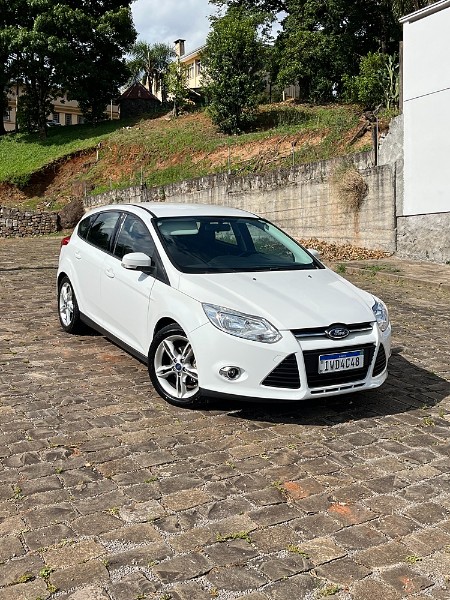FORD FOCUS 2.0 SE PLUS 16V FLEX 4P AUTOMÁTICO 2014/2015 BOSCO AUTOMÓVEIS GUAPORÉ / Carros no Vale