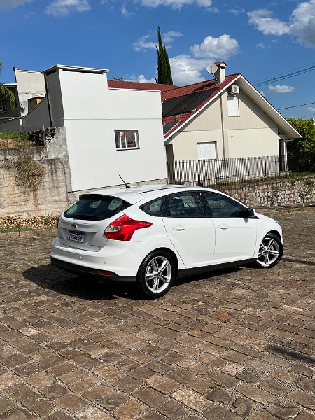 FORD FOCUS 2.0 SE PLUS 16V FLEX 4P AUTOMÁTICO 2014/2015 BOSCO AUTOMÓVEIS GUAPORÉ / Carros no Vale