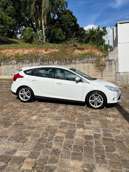 FORD FOCUS 2.0 SE PLUS 16V FLEX 4P AUTOMÁTICO 2014/2015 BOSCO AUTOMÓVEIS GUAPORÉ / Carros no Vale
