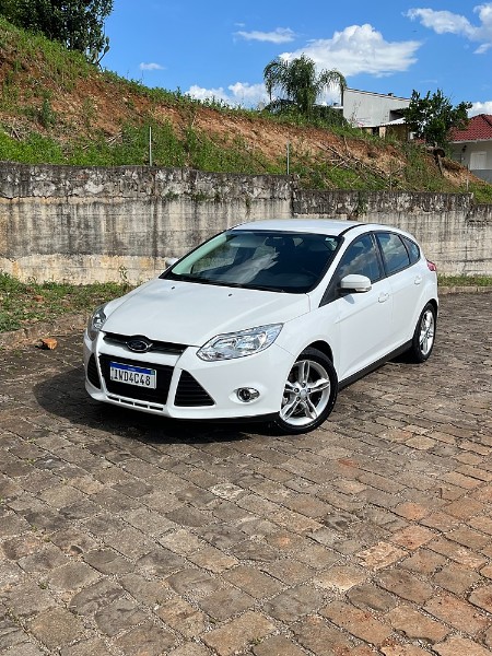 FORD FOCUS 2.0 SE PLUS 16V FLEX 4P AUTOMÁTICO 2014/2015 BOSCO AUTOMÓVEIS GUAPORÉ / Carros no Vale