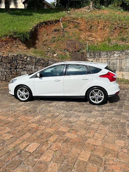 FORD FOCUS 2.0 SE PLUS 16V FLEX 4P AUTOMÁTICO 2014/2015 BOSCO AUTOMÓVEIS GUAPORÉ / Carros no Vale